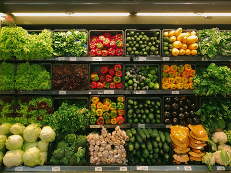 Feira com produtos locais e sazonais