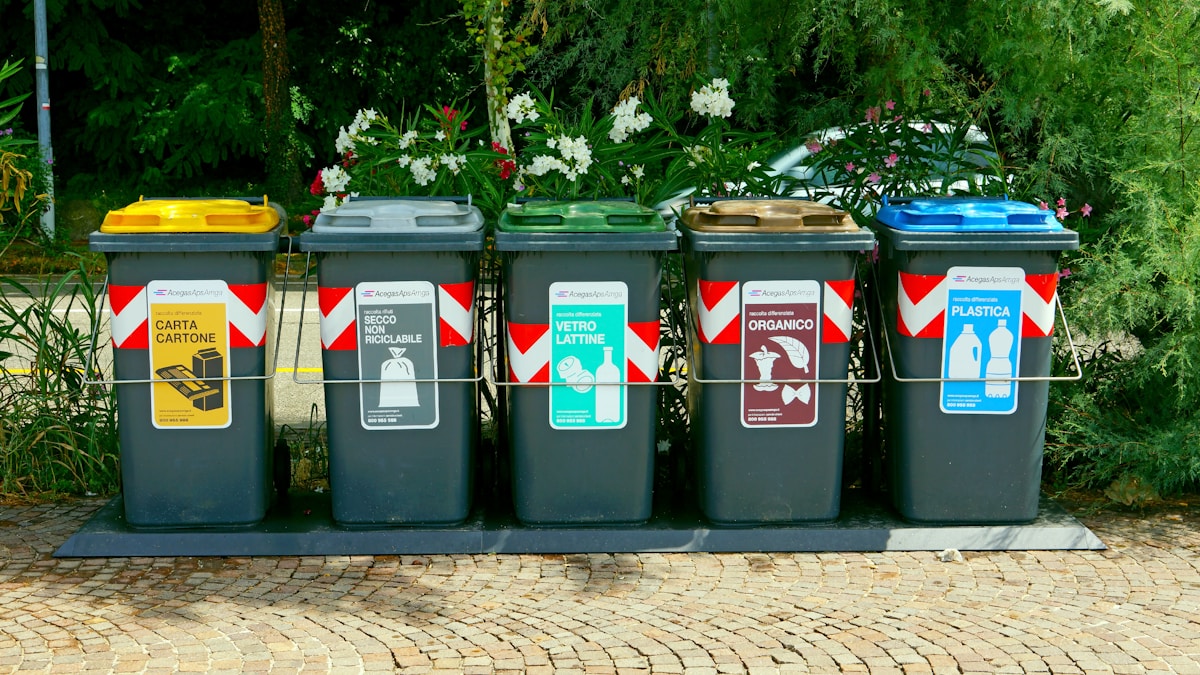Fileira de lixeiras de reciclagem na calçada