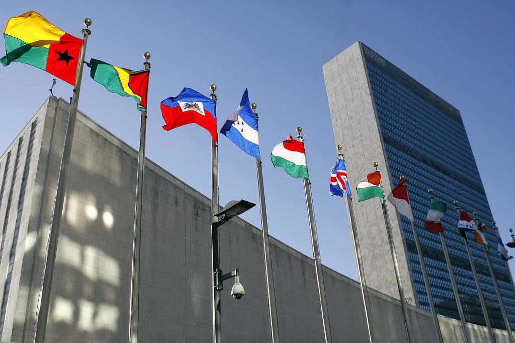 Bandeiras de países membros em frente à sede da ONU